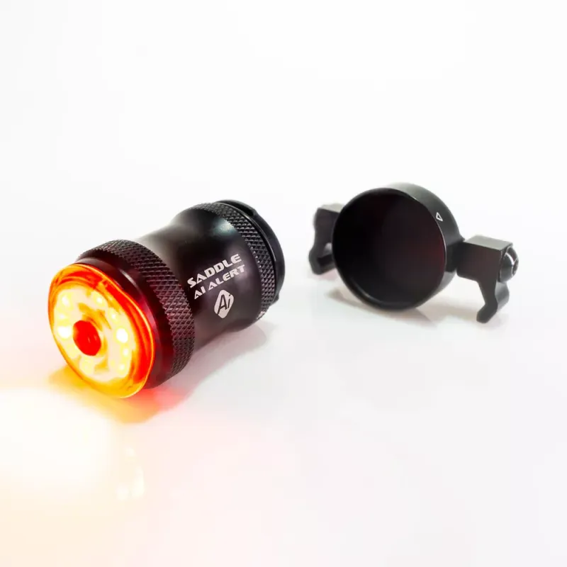 LEZYNE Zadné svetlo SADDLE Ai ALERT 250 10
