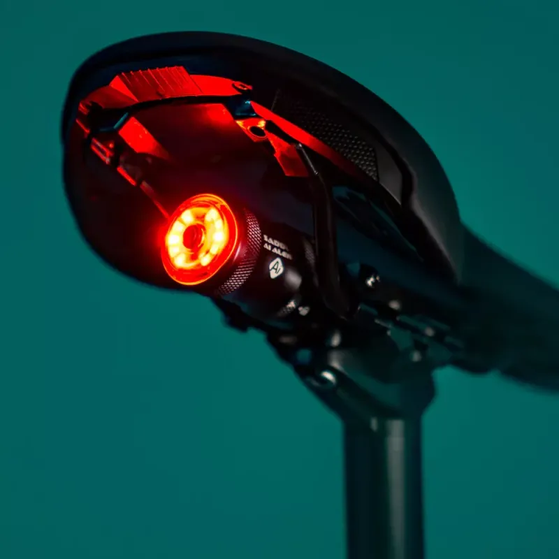 LEZYNE Zadné svetlo SADDLE Ai ALERT 250 4